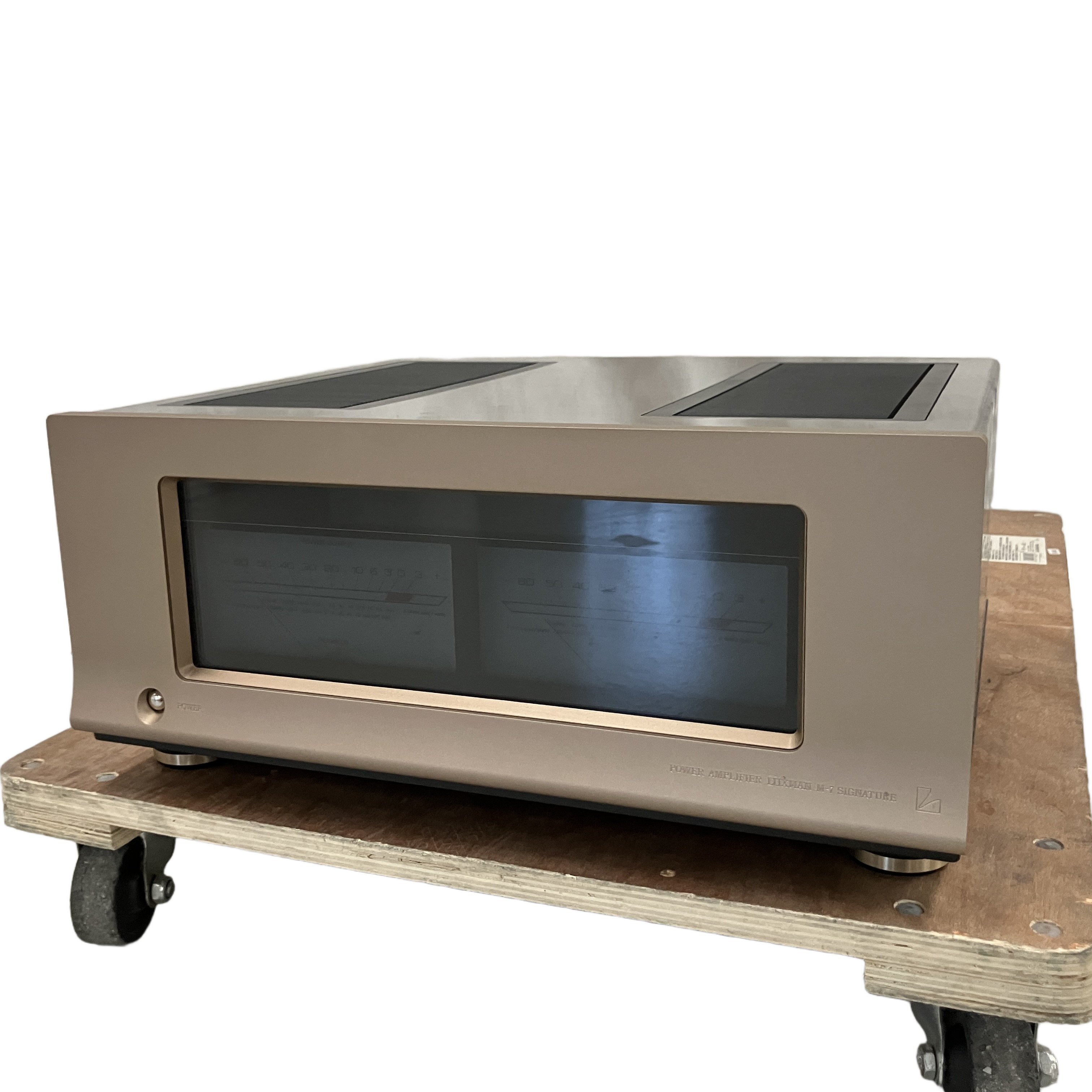 LUXMAN M-7i(シャンパンゴールド / シリアルW90311506D / LUXMAN点検整備シール有 / 取扱説明書・電源コード付属 / ステレオパワーアンプ 中古美品):ラックストーンの深遠なる至福。シャンパンゴールドの優美と圧倒的なスピーカードライブ能力が織りなす最高峰パワーアンプ。