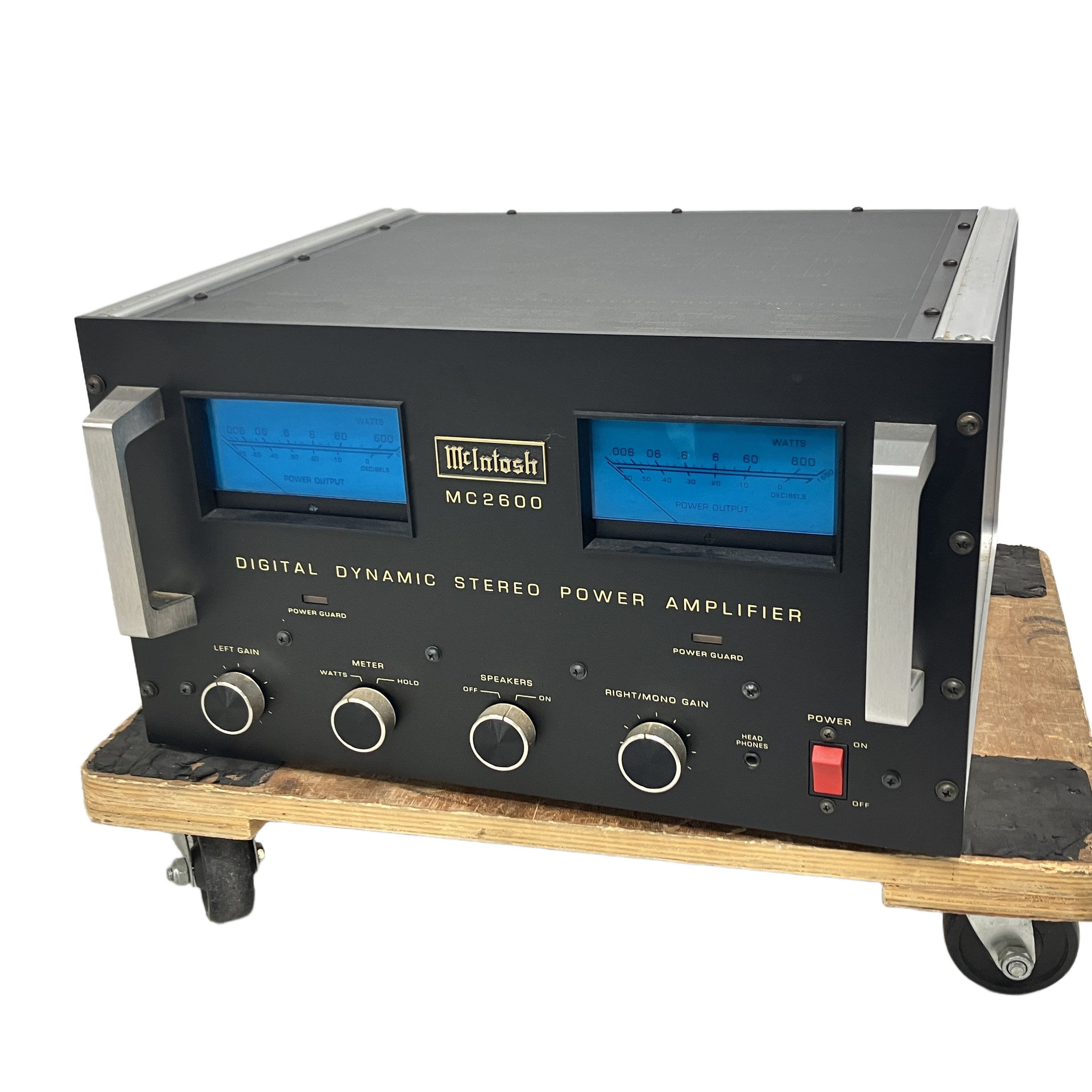 600W+600Wの圧倒的パワーと美しいブルーメーターを誇るステレオパワーアンプ!