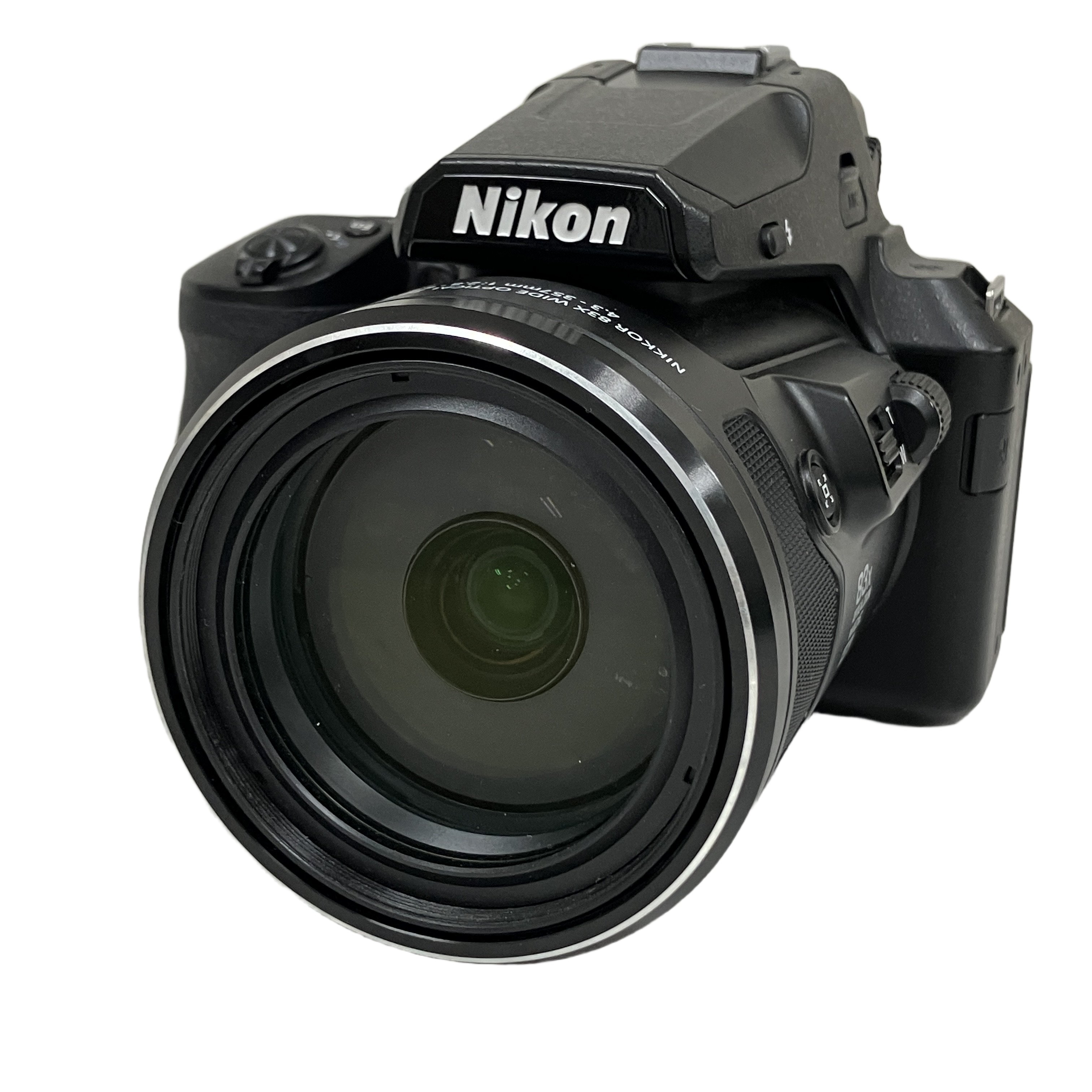 広角24mmから超望遠2000mm相当までの光学83倍ズームを搭載し、近づけない被写体のダイナミックな撮影を一台でこなす高性能デジタルカメラ。