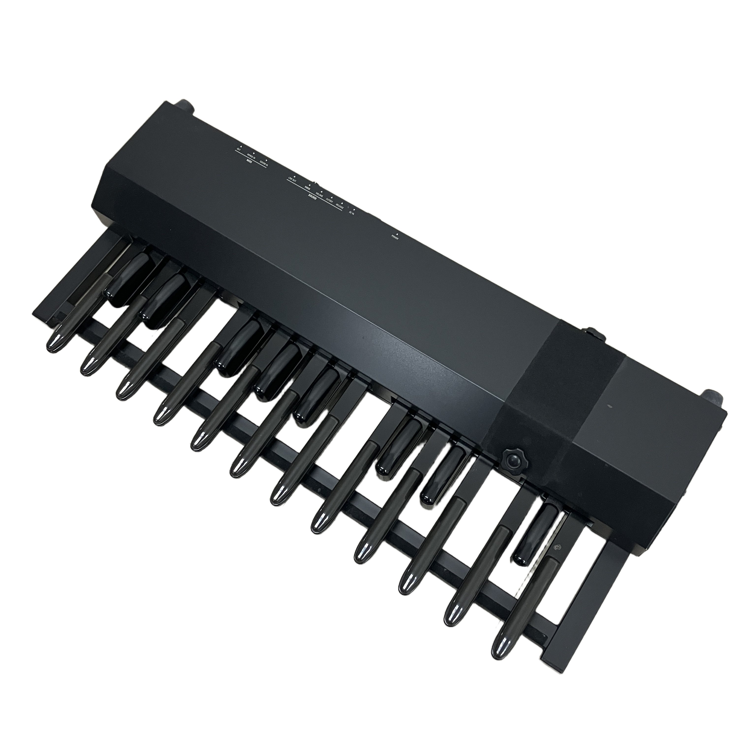 5種類のベース音源を内蔵し、お手持ちのキーボードシステムに本格的な足鍵盤プレイを追加できる実戦的な20鍵MIDIペダルボード