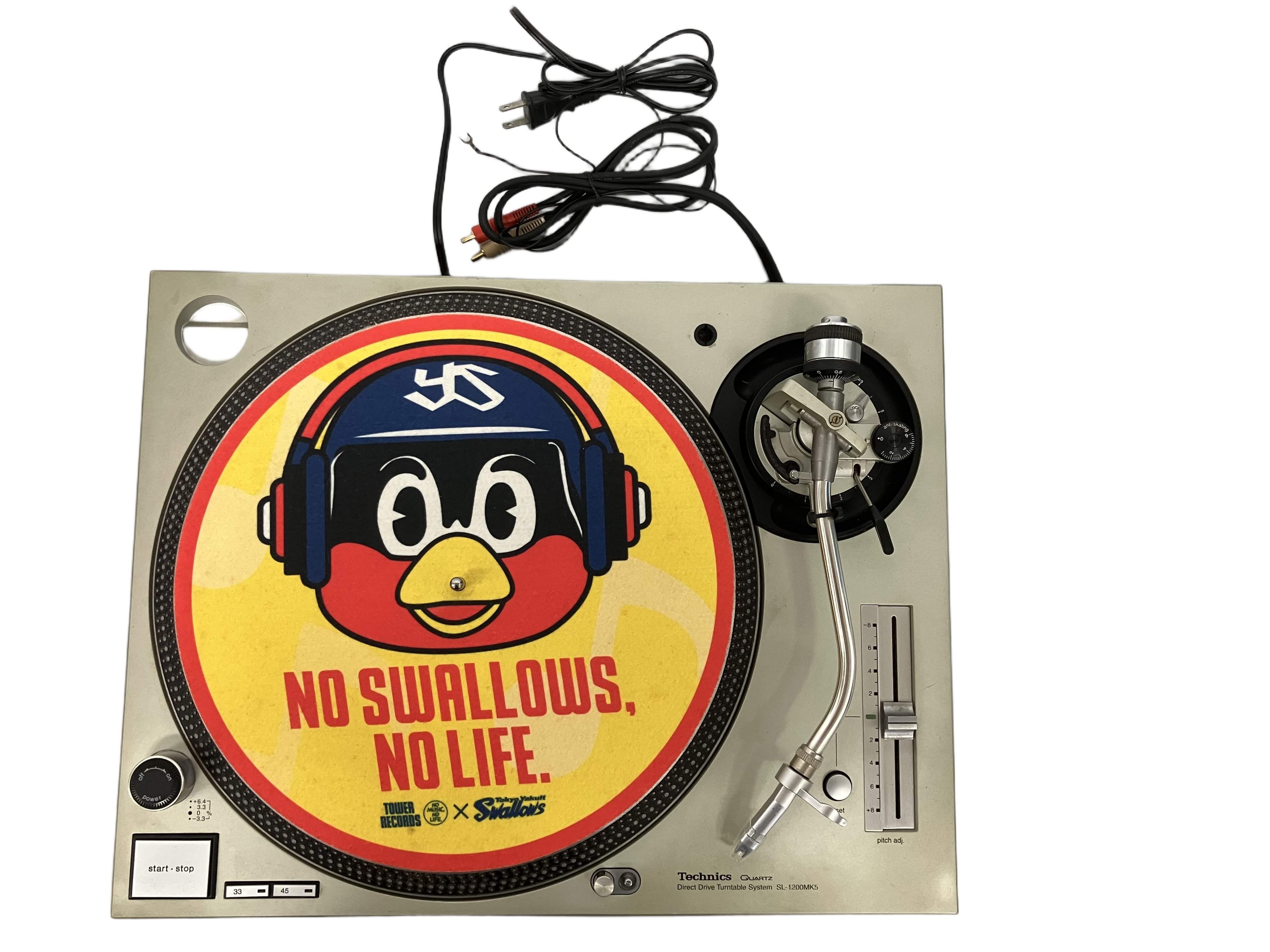 ピッチリセット機能や白色LEDを採用し、操作性をさらに高めたDJターンテーブルの世界標準