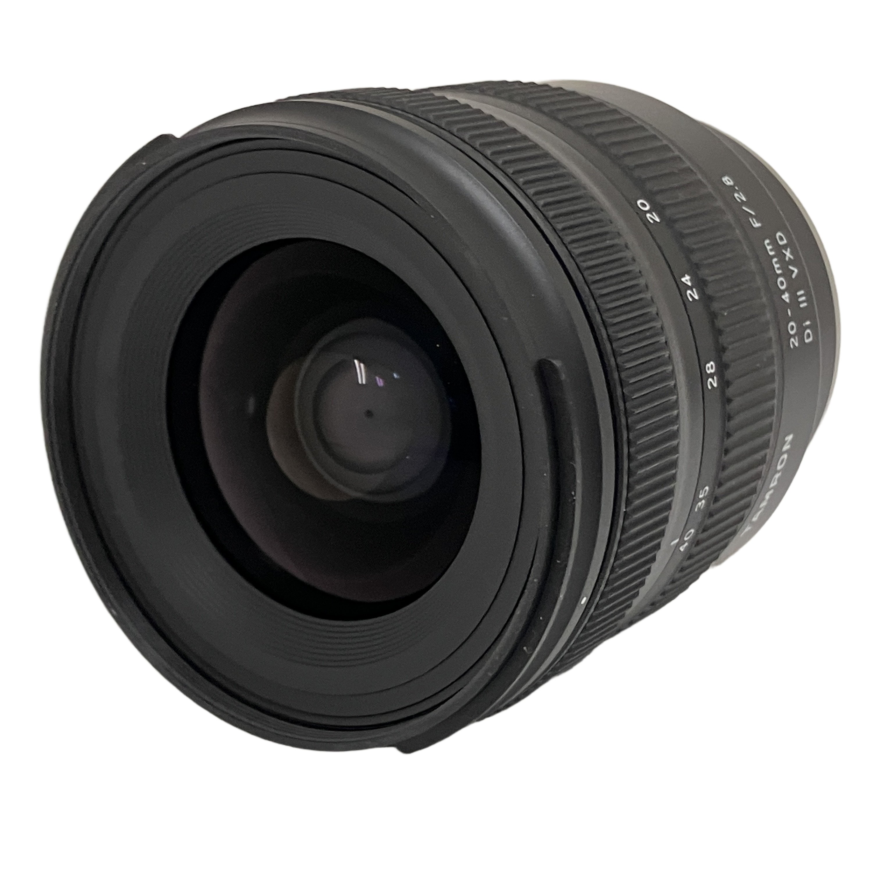 超広角20mmから標準40mmまでをF2.8の明るさでカバーする、コンパクトで軽量なズームレンズです。