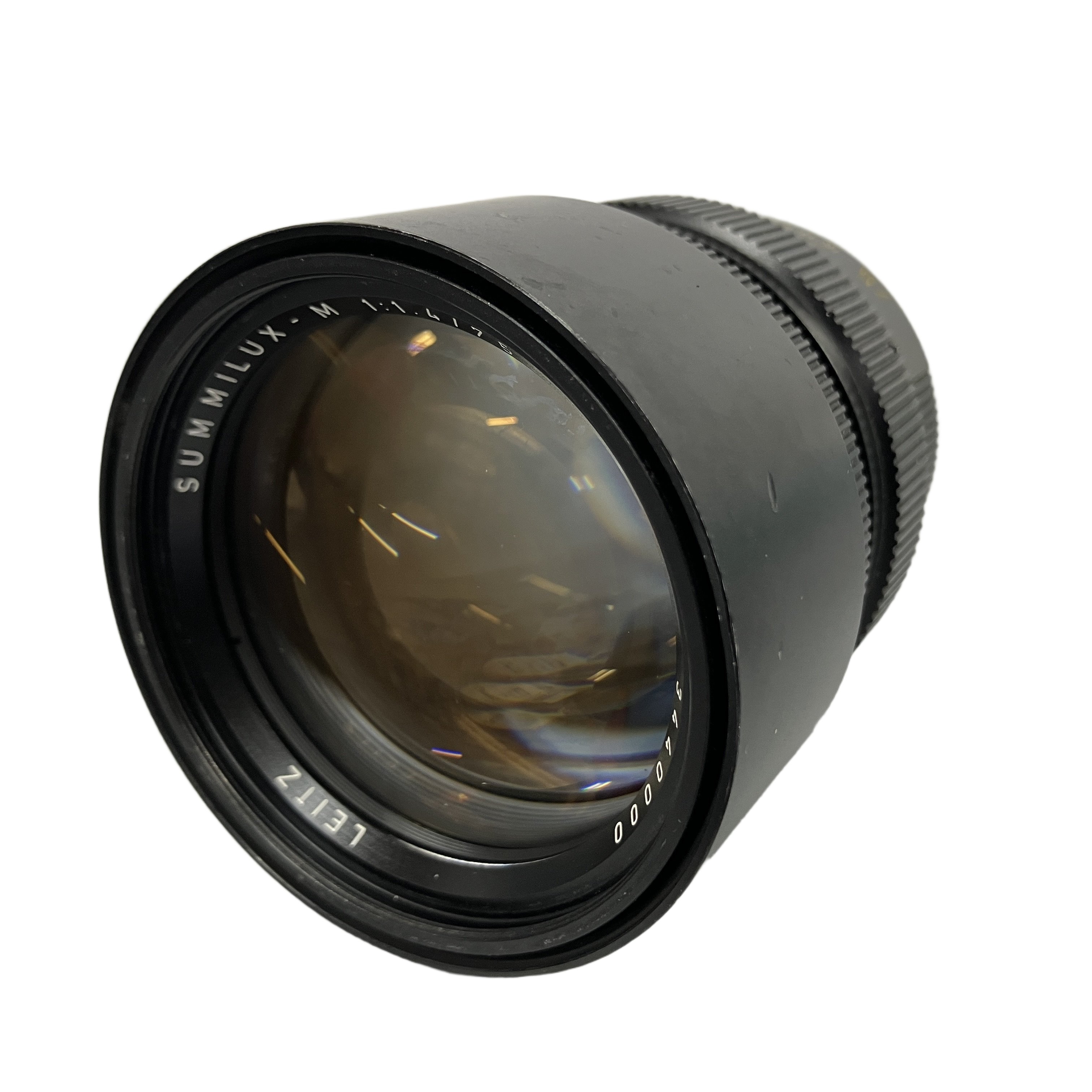 開放F1.4が生み出す極上のボケ味と立体感、世界中の写真家を魅了する伝説の大口径中望遠レンズ!