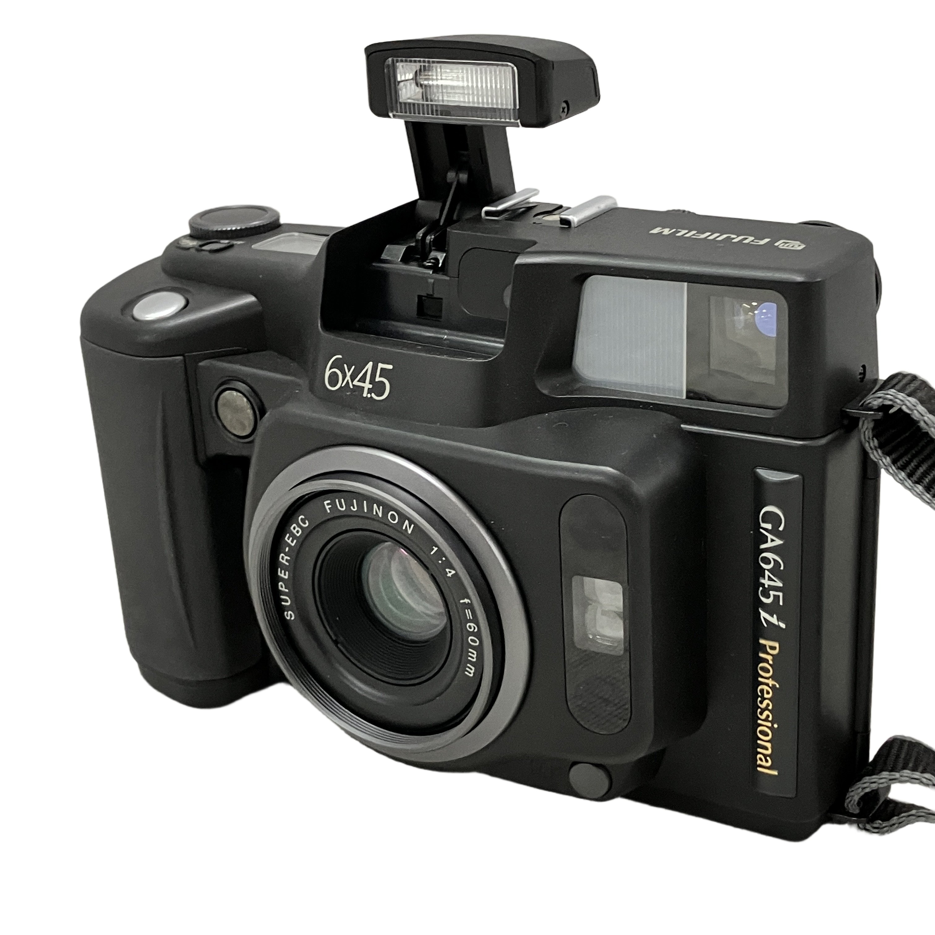 手軽に極上の画質を。35mm感覚で撮れる全自動6×4.5中判フィルムカメラ